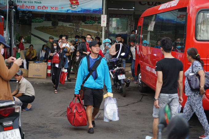 Người n&agrave;o cũng tay x&aacute;ch n&aacute;ch mang.