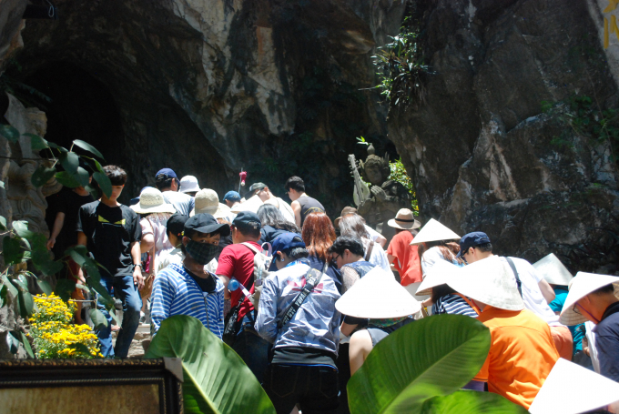 D&ograve;ng người chen ch&uacute;c v&agrave;o động &Acirc;m phủ thuộc tại Khu Danh thắng Ngũ H&agrave;nh Sơn