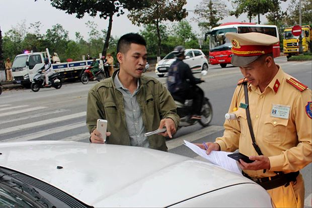 Lực lượng chức năng xử l&yacute; vi phạm &ldquo;xe d&ugrave;&rdquo;. Ảnh B&aacute;o Thừa Thi&ecirc;n Huế