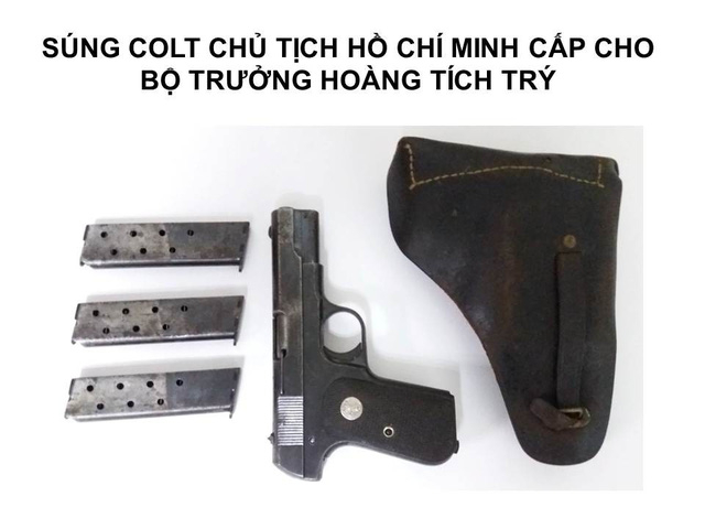 S&uacute;ng Colt Chủ tịch Hồ Ch&iacute; Minh cấp cho Bộ trưởng Bộ Y tế Ho&agrave;ng T&iacute;ch Tr&yacute; sử dụng trong khoảng thời gian 1950 - 1958...