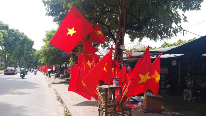 Đường phố rộn r&agrave;ng bởi sắc đỏ m&agrave;u cờ.