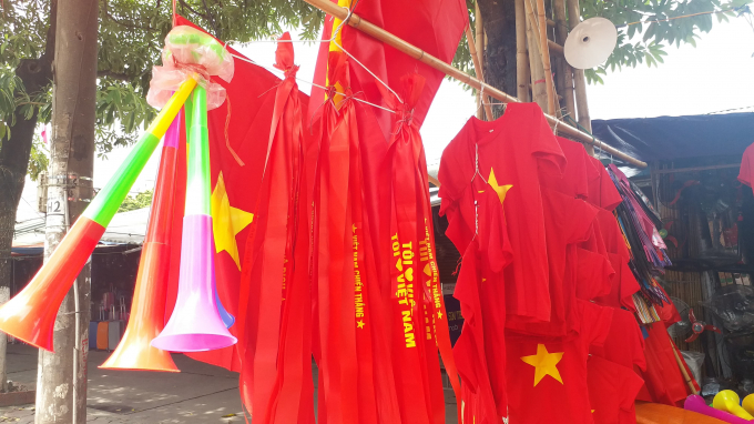 Băng r&ocirc;n, &aacute;o v&agrave; k&egrave;n cổ vũ được b&agrave;y b&aacute;n khắp nơi.