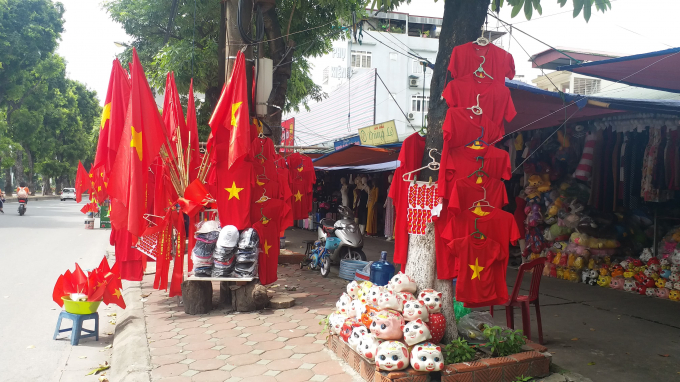 Tr&ecirc;n từng con phố những l&aacute; Quốc kỳ v&agrave; băng r&ocirc;n với d&ograve;ng chữ