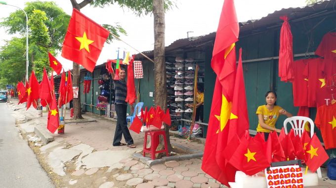 Sắc đỏ tr&agrave;n ngập phố phường Thủ đ&ocirc; trước giờ G, Olympic Việt Nam gặp UAE