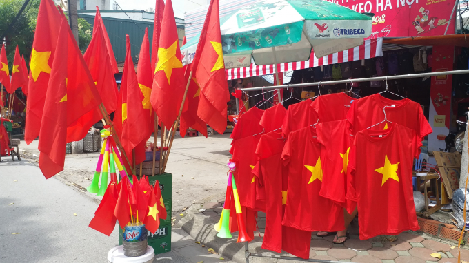 Sắc đỏ tr&agrave;n ngập phố phường Thủ đ&ocirc; trước giờ G, Olympic Việt Nam gặp UAE