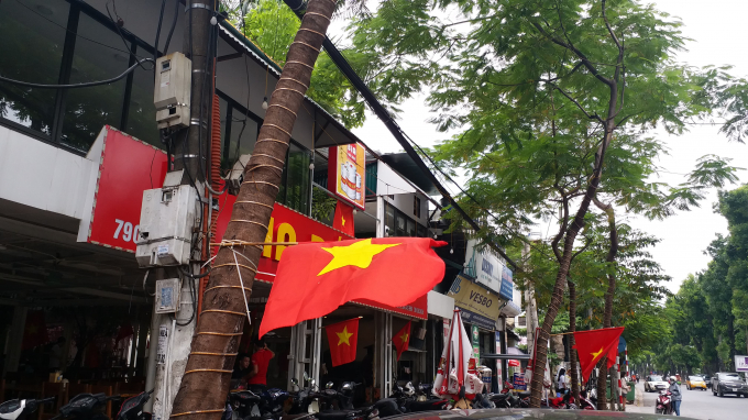 Một của h&agrave;ng bia tr&ecirc;n đường L&aacute;ng được trang ho&agrave;ng.