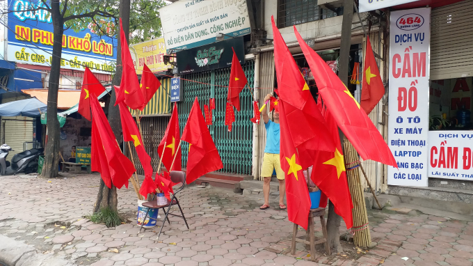 Một của h&agrave;ng điện nước nhưng cũng tranh thủ phục vụ mặt h&agrave;ng cổ vũ b&oacute;ng đ&aacute;.