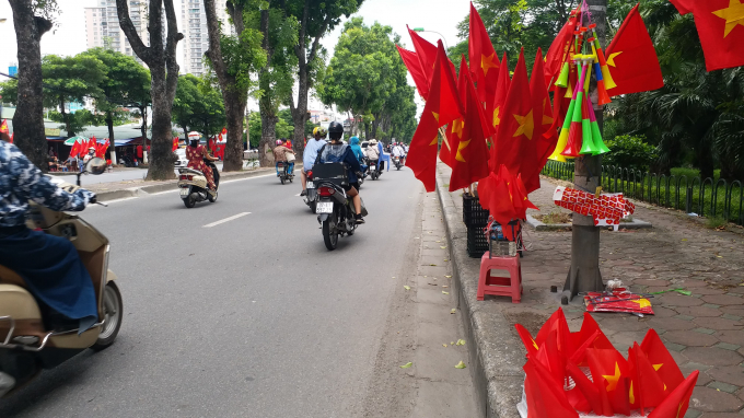 Sắc đỏ tr&agrave;n ngập phố phường Thủ đ&ocirc; trước giờ G, Olympic Việt Nam gặp UAE