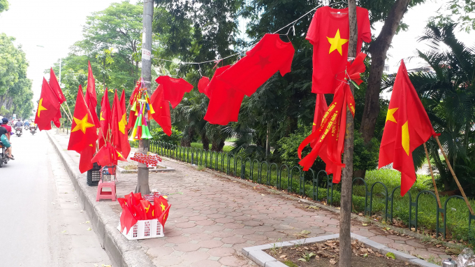 Sắc đỏ tr&agrave;n ngập phố phường Thủ đ&ocirc; trước giờ G, Olympic Việt Nam gặp UAE