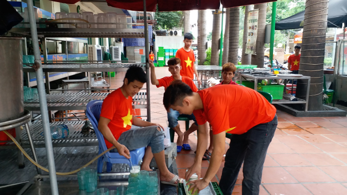 Nh&acirc;n vi&ecirc;n phục vụ b&agrave;n tại c&aacute;c nh&agrave; h&agrave;ng cũng trong trang phục cờ đỏ sao v&agrave;ng.