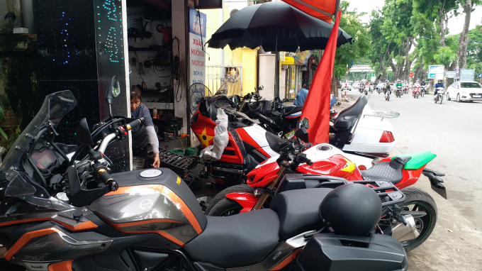 Sắc đỏ tr&agrave;n ngập phố phường Thủ đ&ocirc; trước giờ G, Olympic Việt Nam gặp UAE