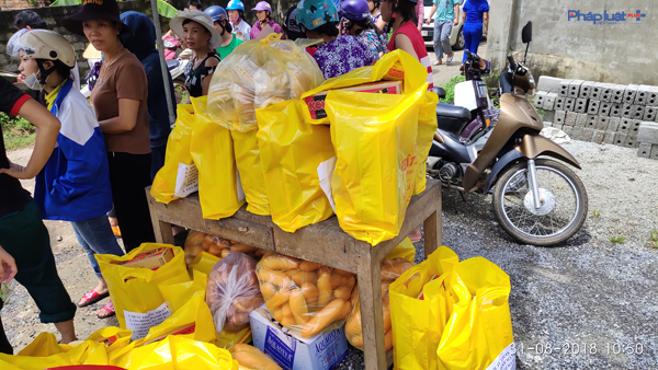 Lương thực, thực phẩm được c&aacute;c nh&agrave; hảo t&acirc;m quy&ecirc;n g&oacute;p hỗ trợ người d&acirc;n v&ugrave;ng lũ. (Ảnh: A.Thắng)