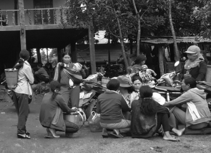 Người d&acirc;n đến nh&agrave; chia buồn trước c&aacute;i chết của chị Vanh.