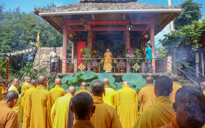 D&acirc;ng hương tại khu tưởng niệm B&aacute;c