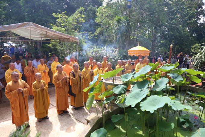 Đại diện Tăng Ni v&agrave; c&aacute;c cấp ch&iacute;nh quyền d&acirc;ng hương.