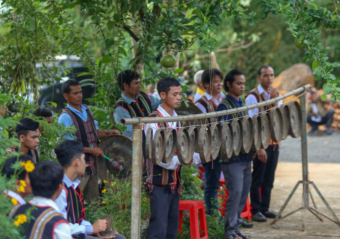 Đồng b&agrave;o d&acirc;n tộc về tham dự.