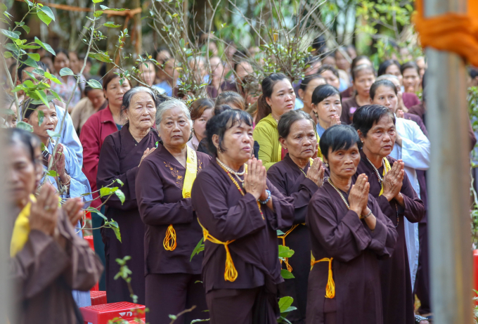 Nh&acirc;n d&acirc;n tham dự đ&ocirc;ng đảo v&agrave; trang nghi&ecirc;m.
