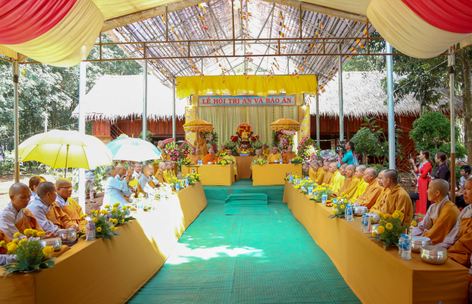 Buổi lễ diễn ra ấm c&uacute;ng v&agrave; trang nghi&ecirc;m giữa rừng cau su