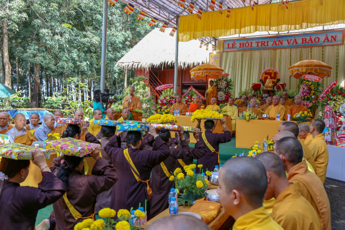 D&acirc;ng c&uacute;ng y ca sa cho chư Tăng sau 3 th&aacute;ng an cư theo truyền thống Phật gi&aacute;o