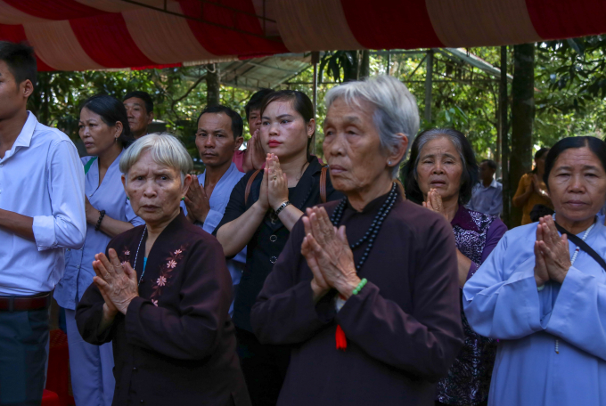 Phật tử cao ni&ecirc;n về tham dự.