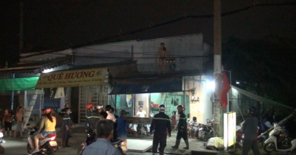 Người đàn ông nghi ngáo đá dùng kéo uy hiếp người thân, leo lên mái nhà cố thủ