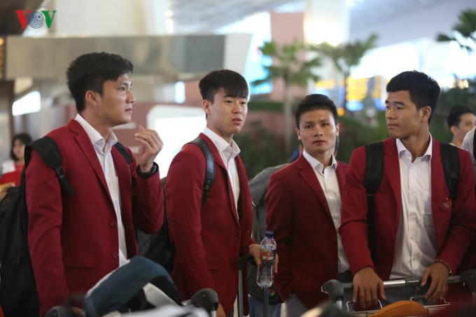 C&aacute;c tuyển thủ Olympic Việt Nam c&oacute; mặt ở s&acirc;n bay&nbsp;Soekarno-Hatta, Jakarta s&aacute;ng sớm nay để khởi h&agrave;nh từ Indonesia về Việt Nam.