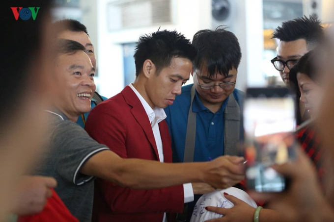 Kh&aacute; đ&ocirc;ng người h&acirc;m mộ Việt Nam cũng c&oacute; mặt ở s&acirc;n bay để về nước sau khi bay sang xem trận tranh HCĐ ASIAD 2018.
