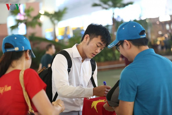 Thầy tr&ograve; HLV Park Hang Seo mỏi tay k&yacute; tặng người h&acirc;m mộ.