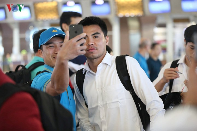 CĐV tranh thủ chụp h&igrave;nh chung với cầu thủ nhiều nhất c&oacute; thể.