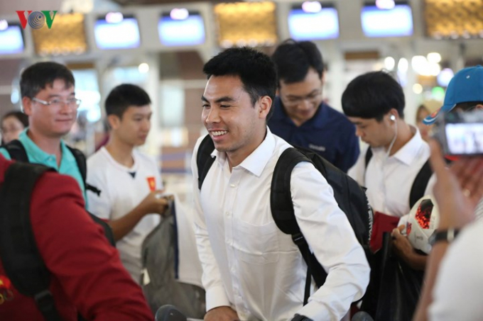 Đức Huy tươi cười giữa v&ograve;ng v&acirc;y người h&acirc;m mộ.