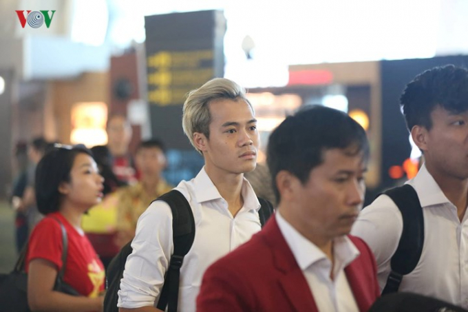 Văn To&agrave;n nổi bật giữa đ&aacute;m đ&ocirc;ng với m&aacute;i t&oacute;c bạch kim.