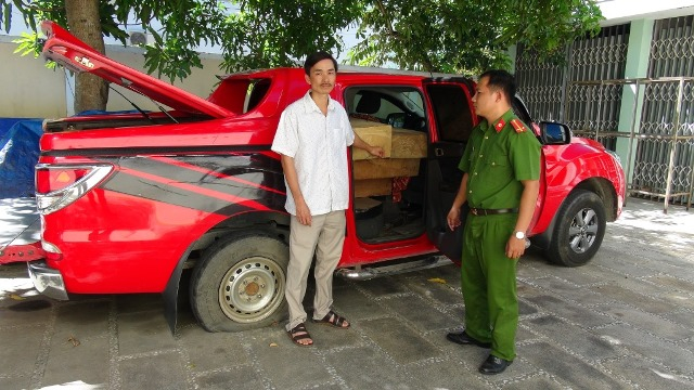 Xe &ocirc; t&ocirc; b&aacute;n tải được nguỵ trang tinh vi để vận chuyển gỗ lậu. Ảnh: CAQN.