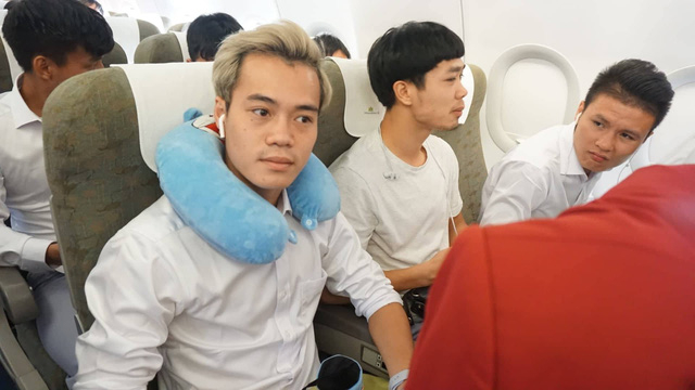 C&aacute;c cầu thủ Olympic Việt Nam l&ecirc;n m&aacute;y bay rời Indonesia.