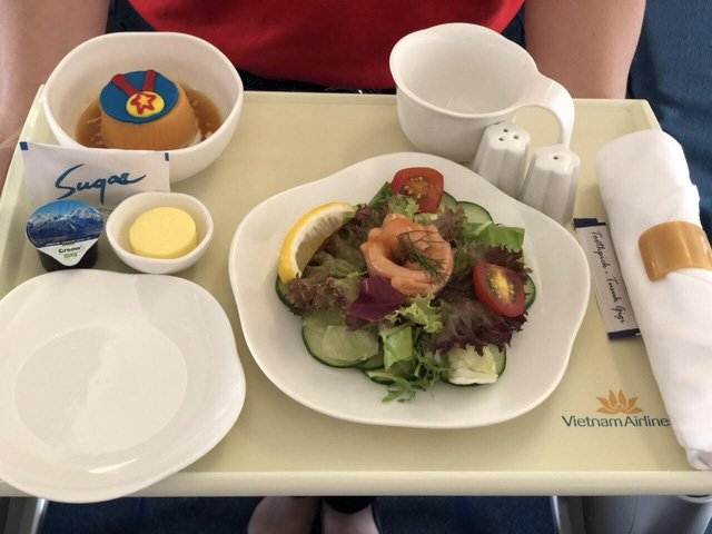 Suất ăn đặc biệt phục vụ tr&ecirc;n chuyến bay đặc biệt đ&oacute;n c&aacute;c vận động vi&ecirc;n về nước.