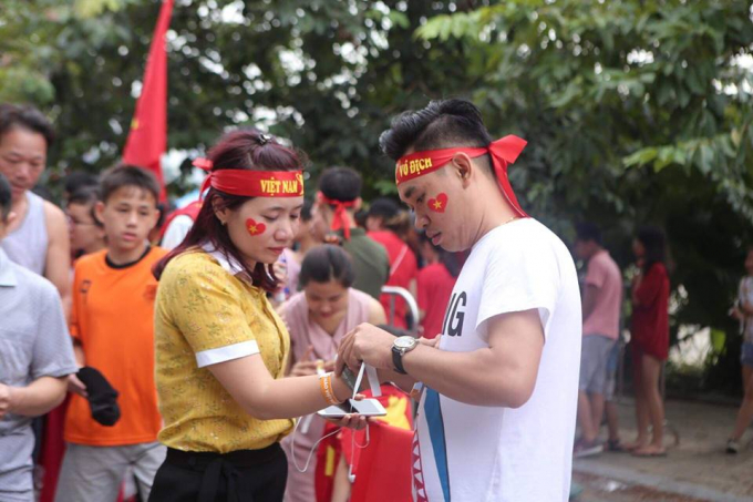 Băng r&ocirc;n, cờ đỏ l&agrave; phụ kiện kh&ocirc;ng thể thiếu trong ng&agrave;y h&ocirc;m nay.