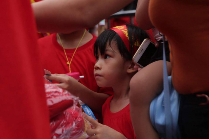 Nhiều trẻ nhỏ cũng đ&atilde; theo người th&acirc;n ra s&acirc;n vận động Mỹ Đ&igrave;nh.