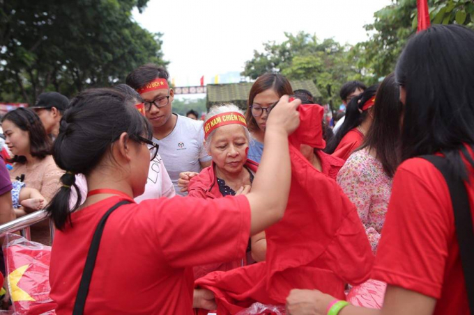 Trong số c&aacute;c cổ động vi&ecirc;n dễ d&agrave;ng nh&igrave;n thấy cả những người cao tuổi.