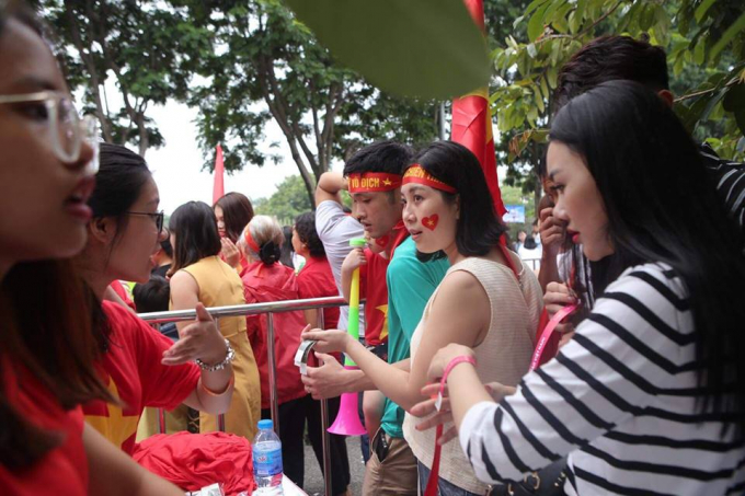 H&agrave;ng ng&agrave;n cổ động vi&ecirc;n đến s&acirc;n vận động Quốc gia Mỹ Đ&igrave;nh để ch&agrave;o đ&oacute;n c&aacute;c tuyển thủ Việt Nam