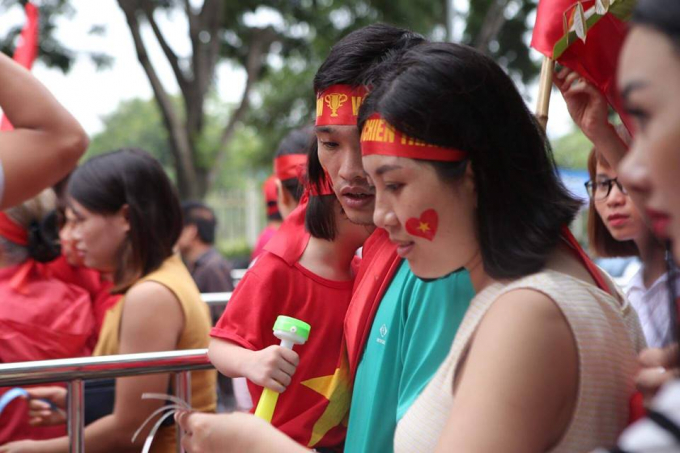 H&agrave;ng ng&agrave;n cổ động vi&ecirc;n đến s&acirc;n vận động Quốc gia Mỹ Đ&igrave;nh để ch&agrave;o đ&oacute;n c&aacute;c tuyển thủ Việt Nam