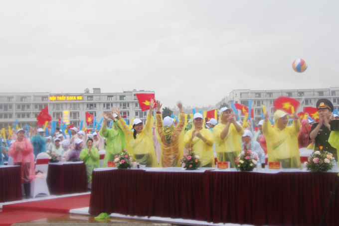 Đ&ocirc;ng đảo c&aacute;c đồng ch&iacute; l&atilde;nh đạo tỉnh Quảng Ninh vui mừng khi th&iacute; sinh Nguyễn Ho&agrave;ng Cường d&agrave;nh chức v&ocirc; địch.