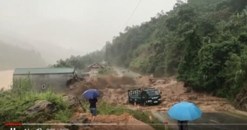 Rùng mình clip lũ quét ập xuống bất ngờ, ô tô và nhà dân suýt bị cuốn trôi
