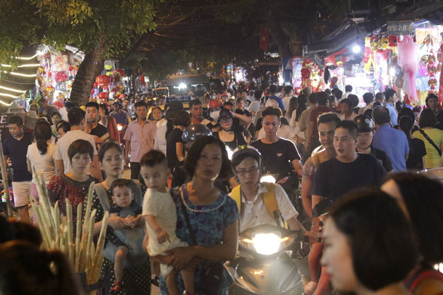 Phố H&agrave;ng M&atilde; - trung t&acirc;m của khu chợ Trung thu phố cổ - bắt đầu nhộn nhịp. Rất động người d&acirc;n Thủ đ&ocirc; đ&atilde; tới đ&acirc;y tham quan trong tối 1/9.