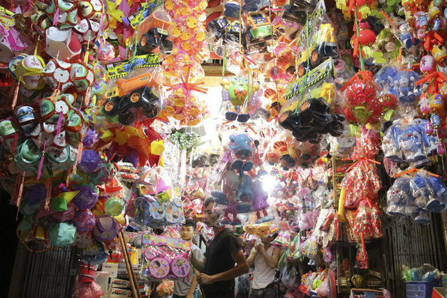 Đồ chơi Trung thu đ&atilde; được b&agrave;y b&aacute;n kh&aacute; nhiều tại c&aacute;c cửa h&agrave;ng.