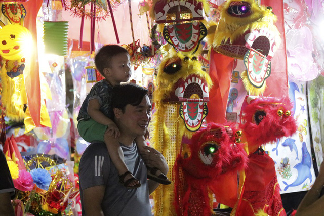 Đồ chơi Trung thu đ&atilde; được b&agrave;y b&aacute;n kh&aacute; nhiều tại c&aacute;c cửa h&agrave;ng.