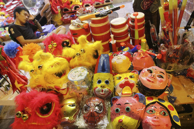 C&aacute;c loại mặt nạ giấy truyền thống của Việt Nam được b&agrave;y b&aacute;n đan xen c&ugrave;ng nhiều loại đồ chơi nhập khẩu c&oacute; m&agrave;u sắc bắt mắt.