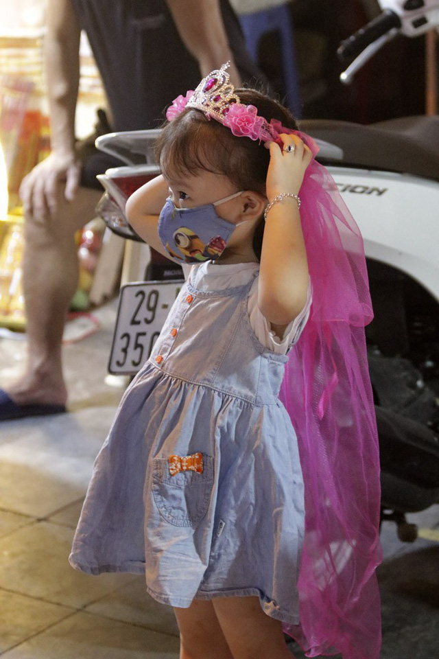 B&eacute; g&aacute;i được phụ huynh sắm cho m&oacute;n đồ chơi Trung thu sớm.