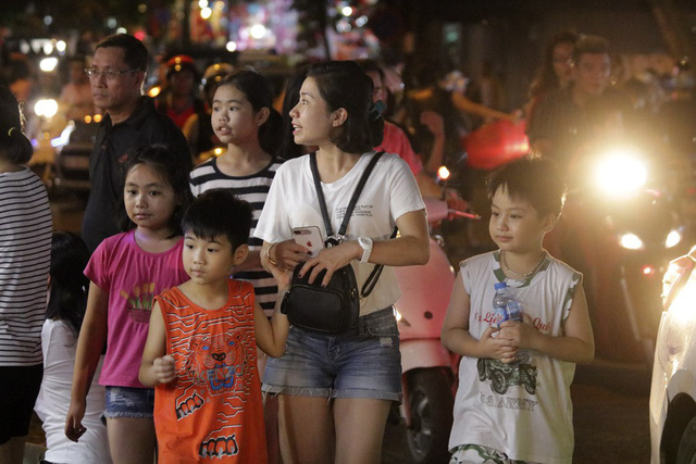 Chợ Trung thu phố cổ H&agrave; Nội h&uacute;t kh&aacute;ch dịp nghỉ lễ 2/9