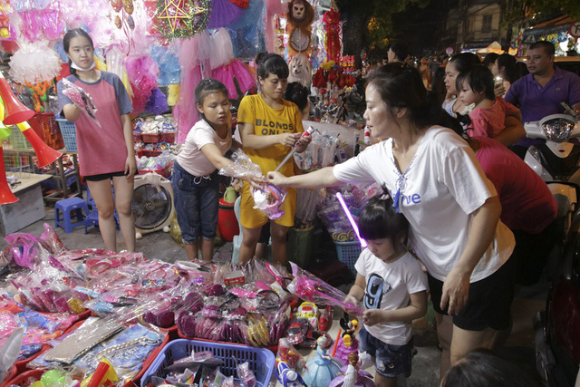 Chợ Trung thu phố cổ H&agrave; Nội h&uacute;t kh&aacute;ch dịp nghỉ lễ 2/9