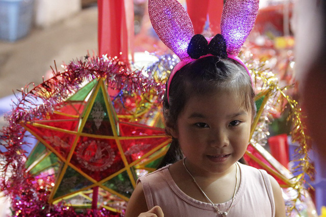 Chợ Trung thu phố cổ H&agrave; Nội h&uacute;t kh&aacute;ch dịp nghỉ lễ 2/9