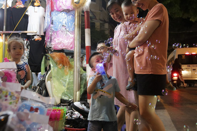 Chợ Trung thu phố cổ H&agrave; Nội h&uacute;t kh&aacute;ch dịp nghỉ lễ 2/9